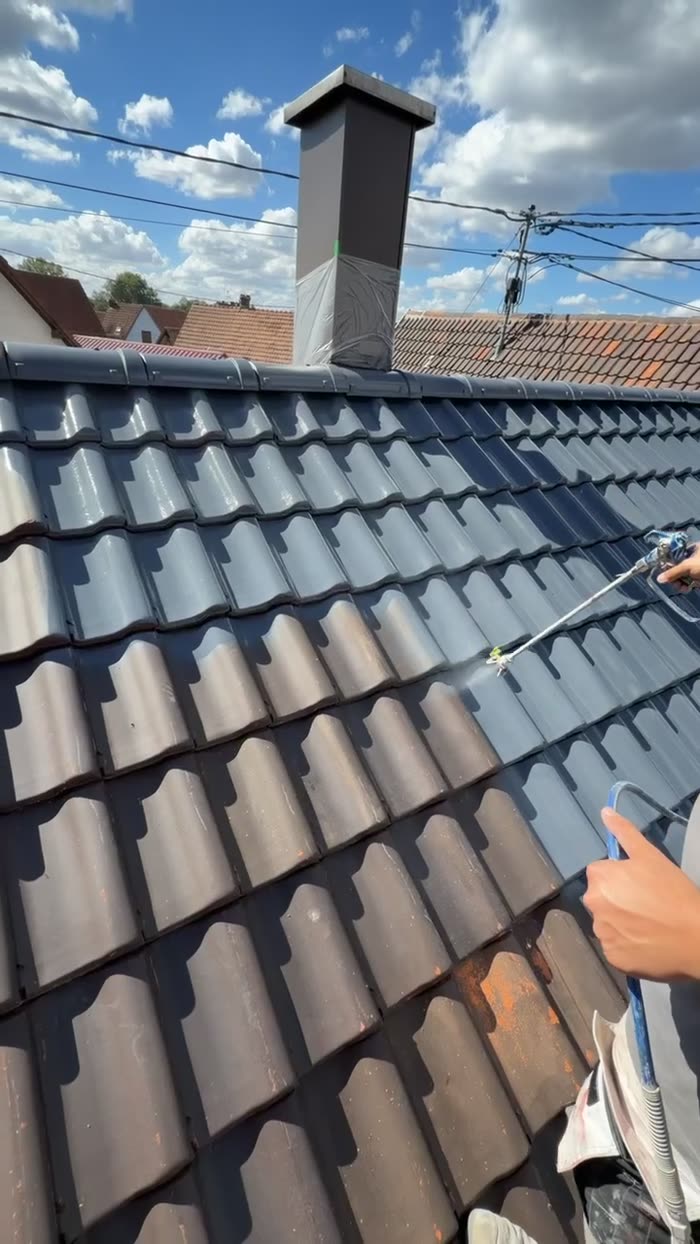 Toiture à Mertzwiller : projection de la peinture hydrofuge sur les tuiles